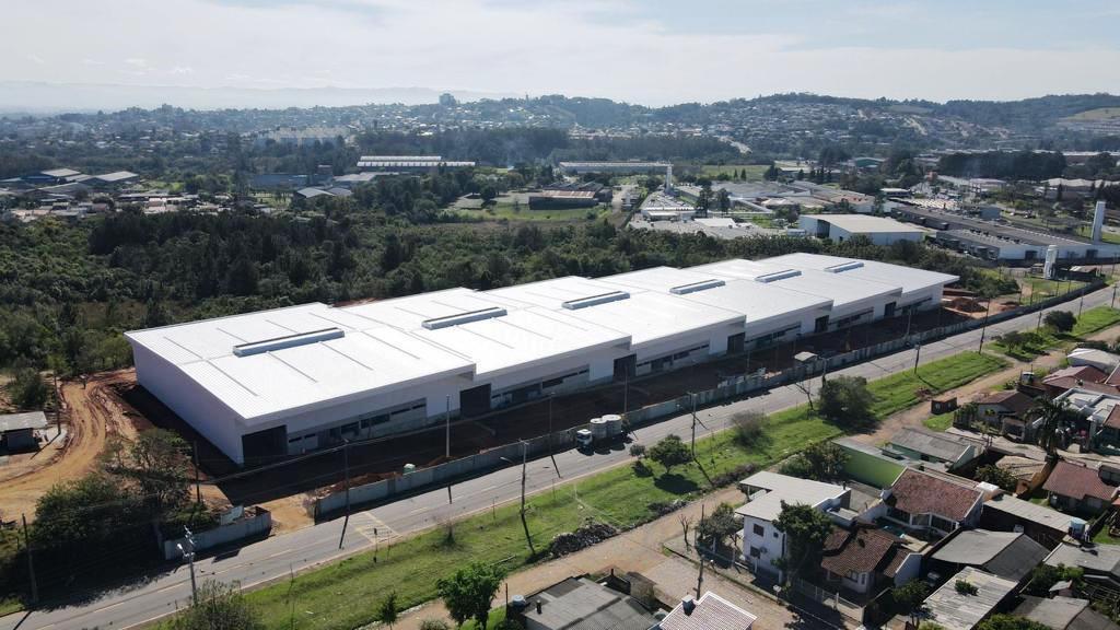 Obra Taurus, concretagens e portões sendo colocados