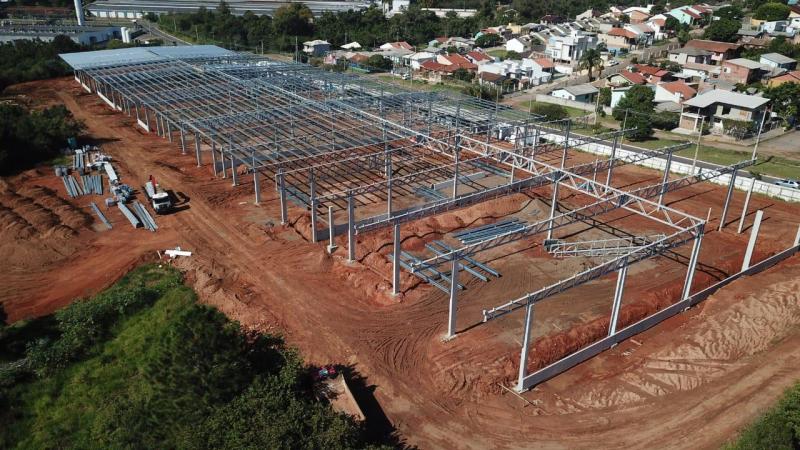 Pilares metálicos e telhas zipadas
