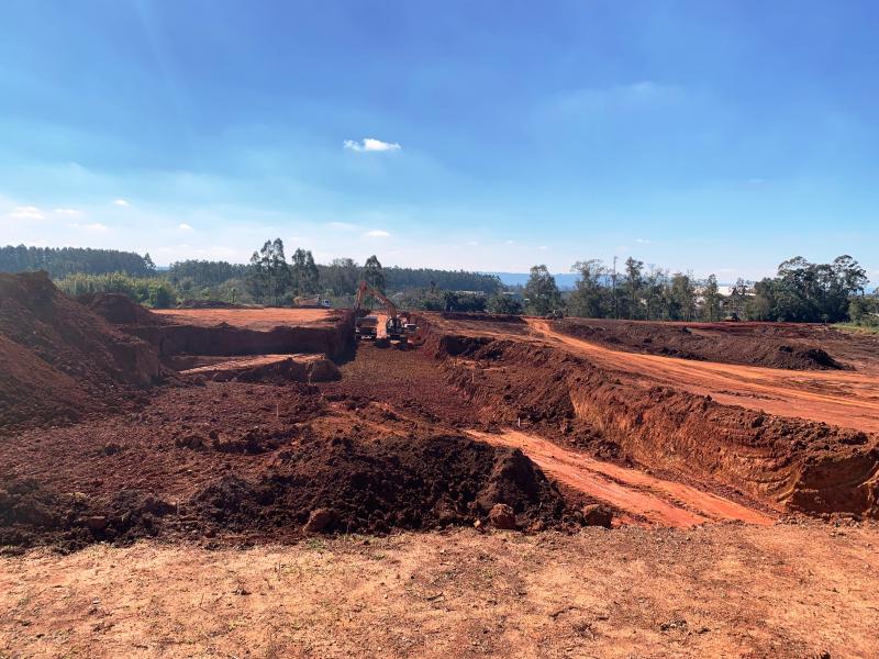 Terraplenagens à pleno vapor, na obra da futura fábrica da Arcelor Mittal Gonvarri