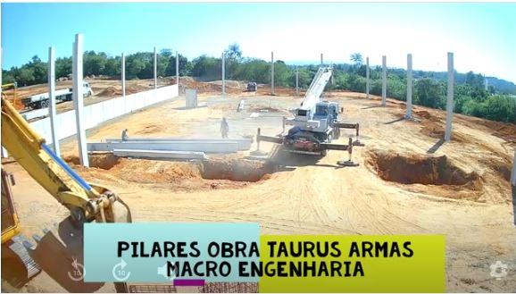 Time-lapse do posicionamento de pilar pré moldado no bloco cálice de fundação